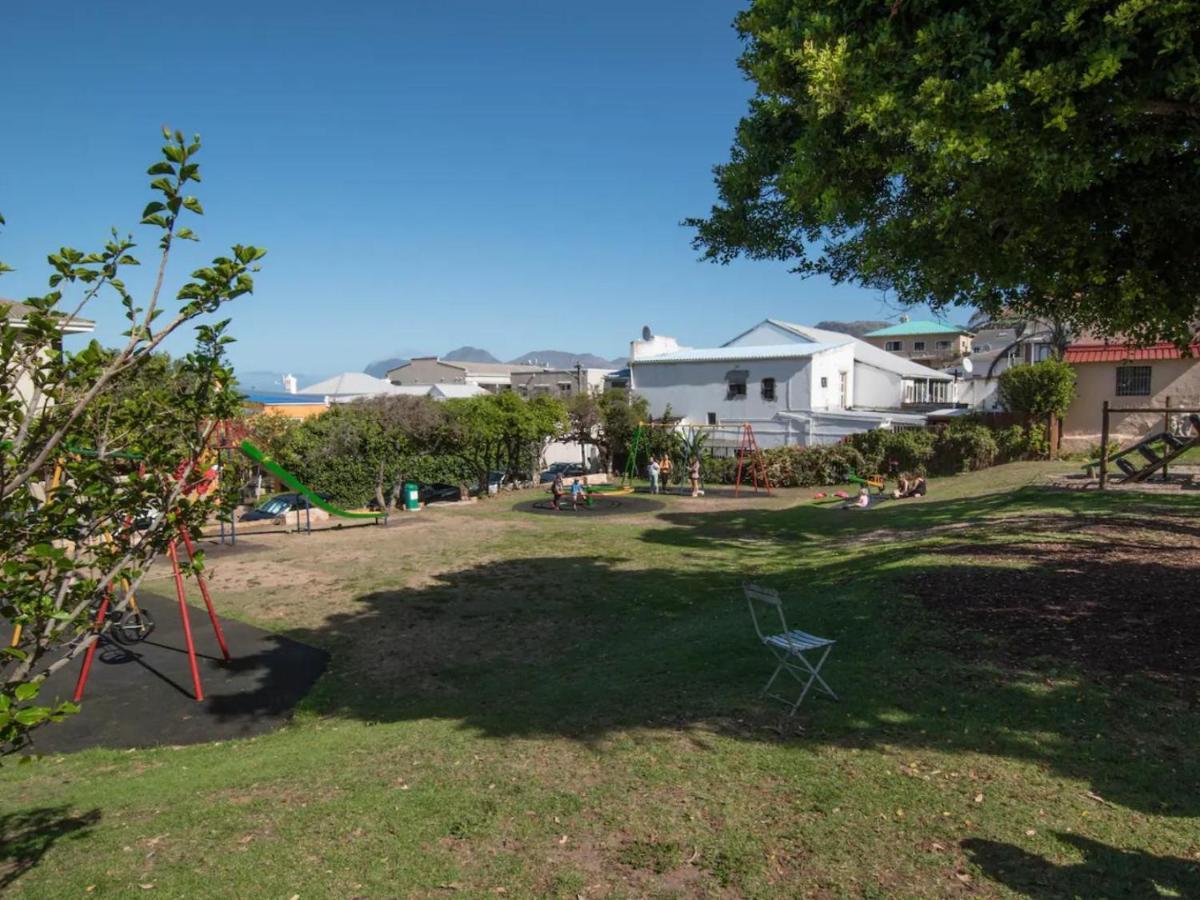 Behr Road Apartment With Sea View Patio Cape Town Bagian luar foto