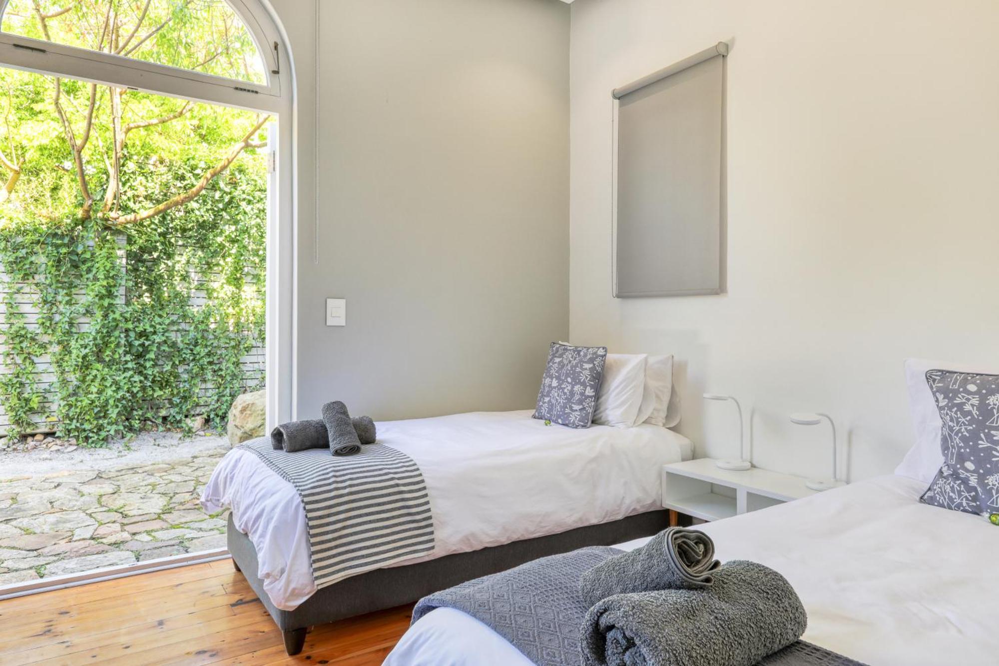 Behr Road Apartment With Sea View Patio Cape Town Bagian luar foto