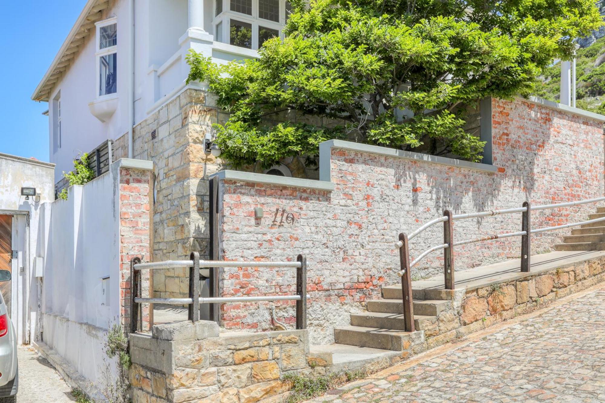 Behr Road Apartment With Sea View Patio Cape Town Bagian luar foto